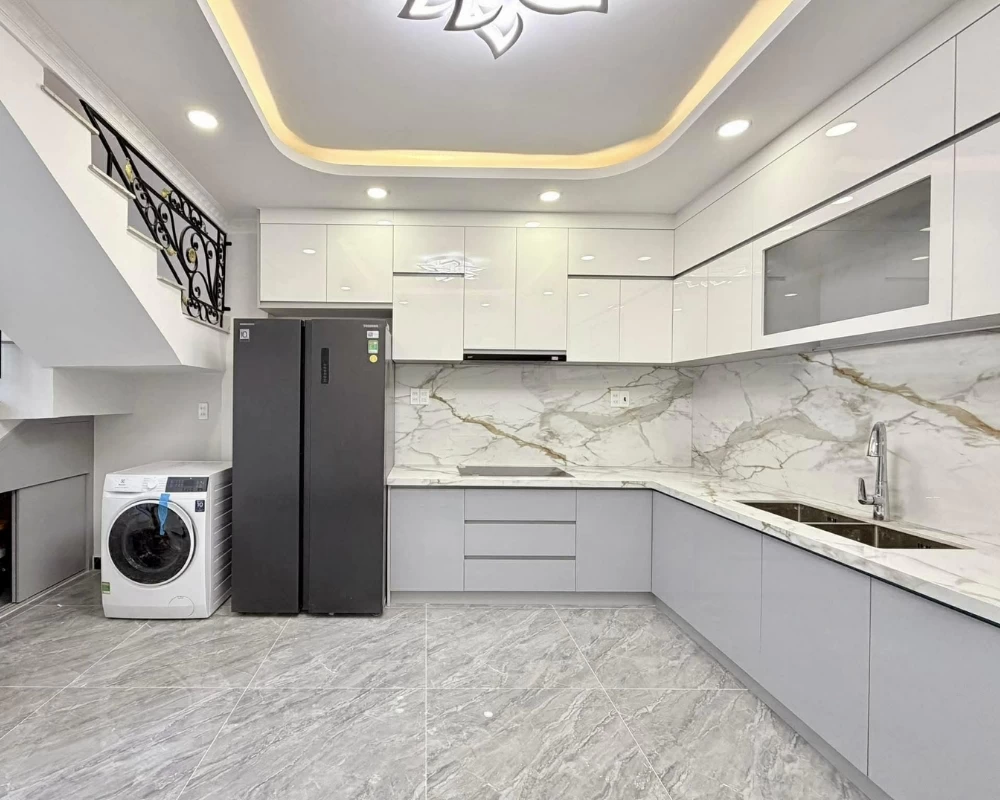 Phòng bếp hiện đại của nhà phố tân cổ điển