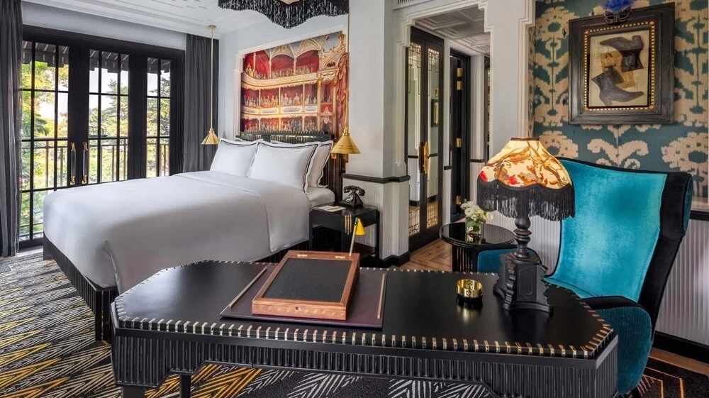 Phòng ngủ Art Deco có để giường ngủ và bàn làm việc kích thước lớn