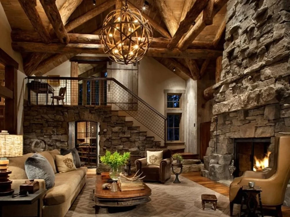 Trần nhà gỗ thô sơ và bức tường đá cổ kính tạo nên phong cách Rustic cổ điển đầy thu hút
