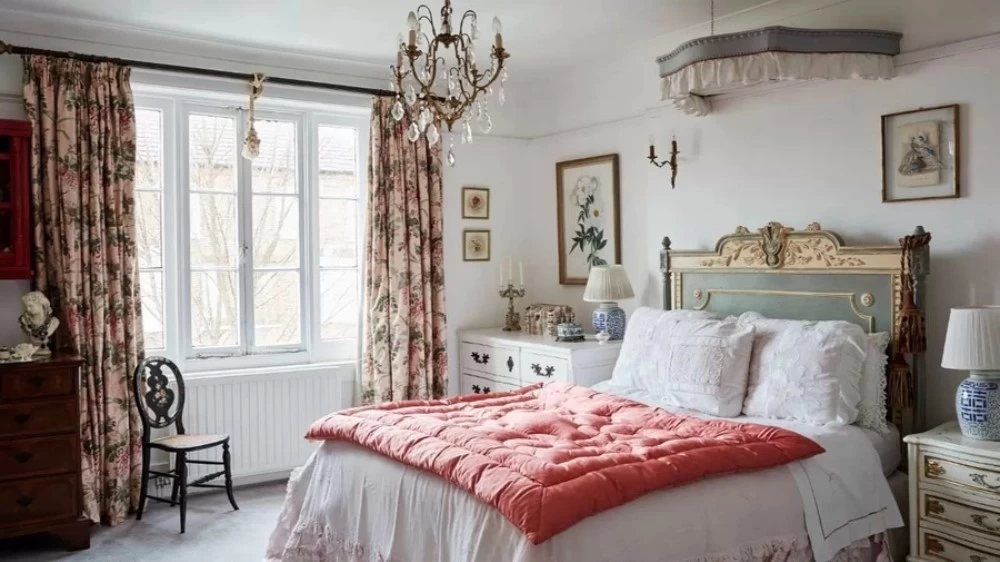 Phòng ngủ kiểu Vintage với tông màu trắng