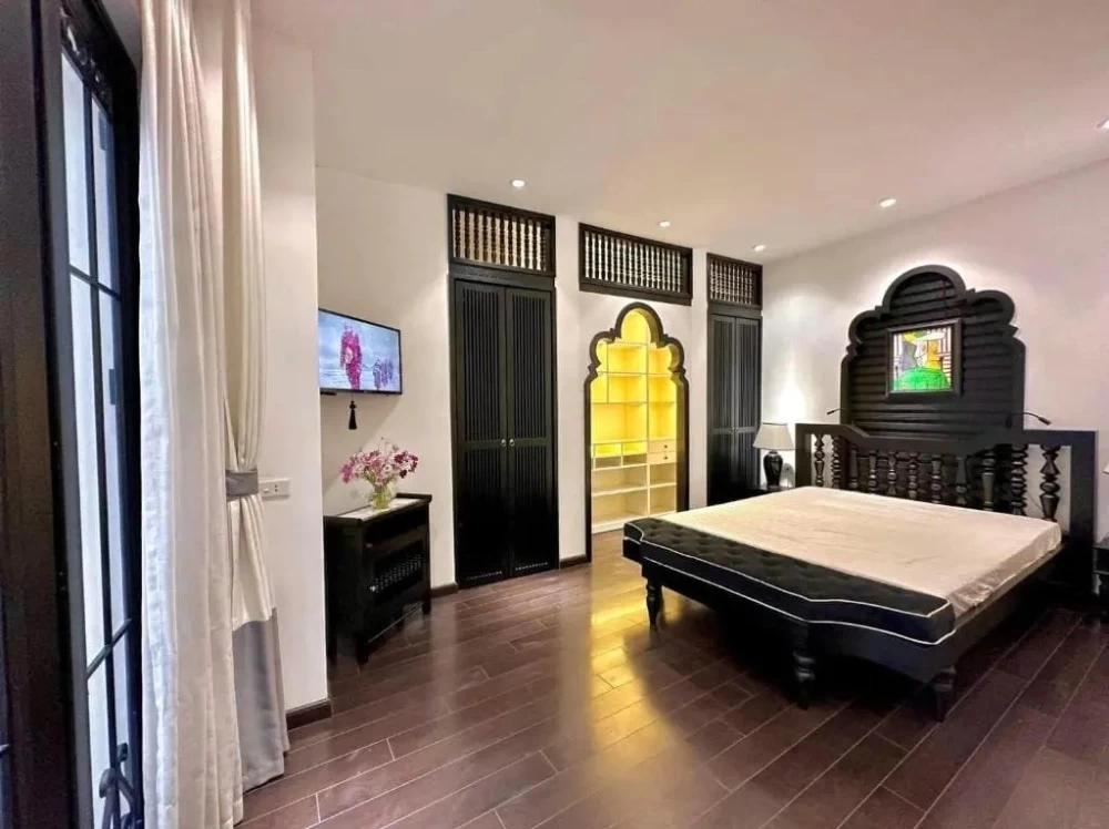 Phòng ngủ Indochine sử dụng sàn, cửa, tủ, giường, con tiện làm bằng gỗ