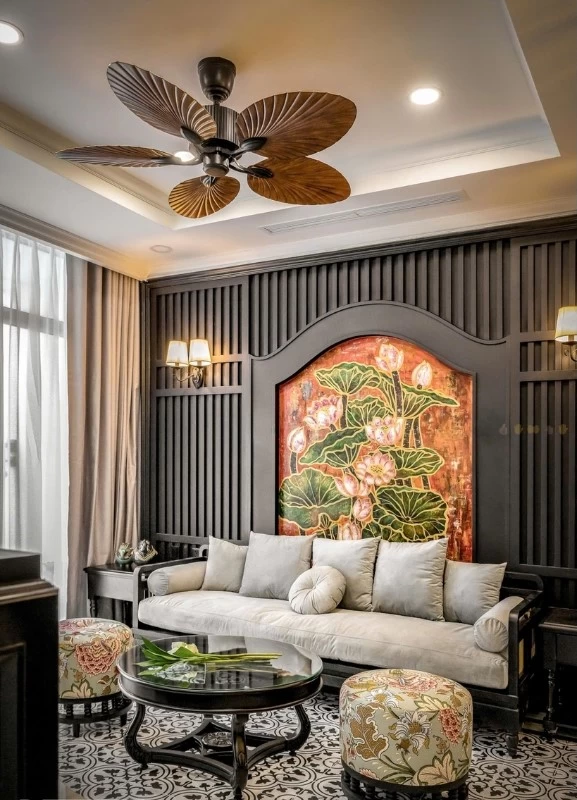 Căn hộ Indochine có các chi tiết trang trí như quạt trần cánh gỗ, hoa văn hoa lá cách điệu