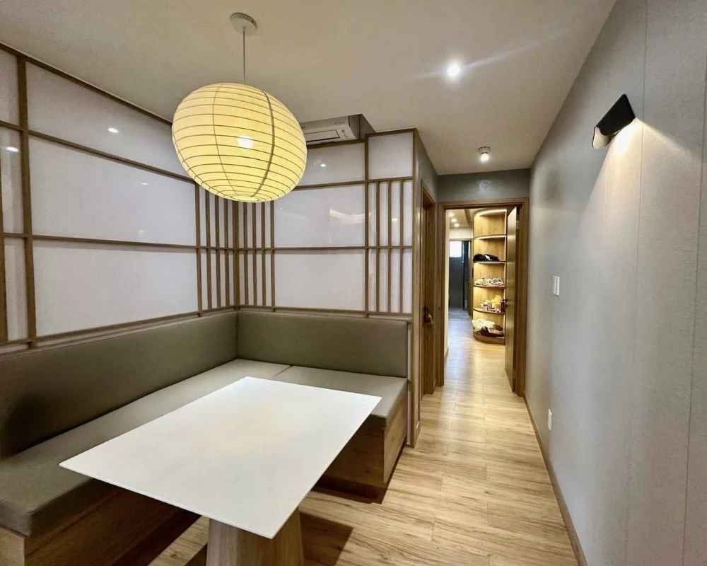 Mẫu thiết kế phòng khách cho căn hộ phong cách Nhật Bản rộng 100m2