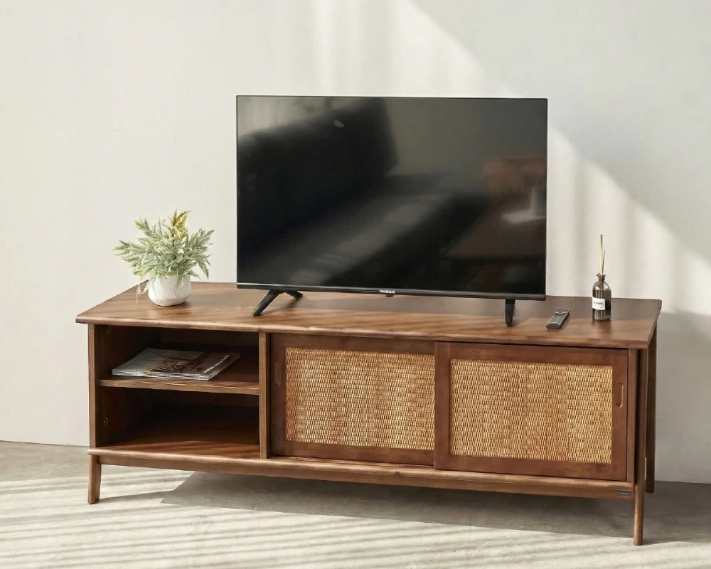 Kệ tivi chung cư làm bằng gỗ tràm tự nhiên kết hợp với mây tre của đơn vị nội thất MOHO