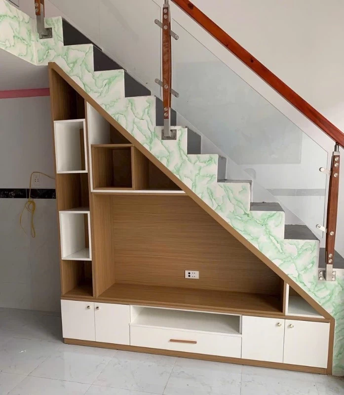Mẫu tủ cầu thang có tích hợp ổ điện