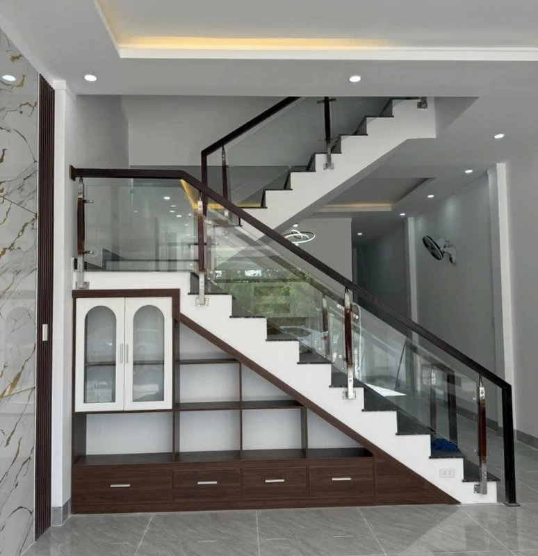 Mẫu tủ gầm cầu thang làm bằng gỗ công nghiệp cao cấp