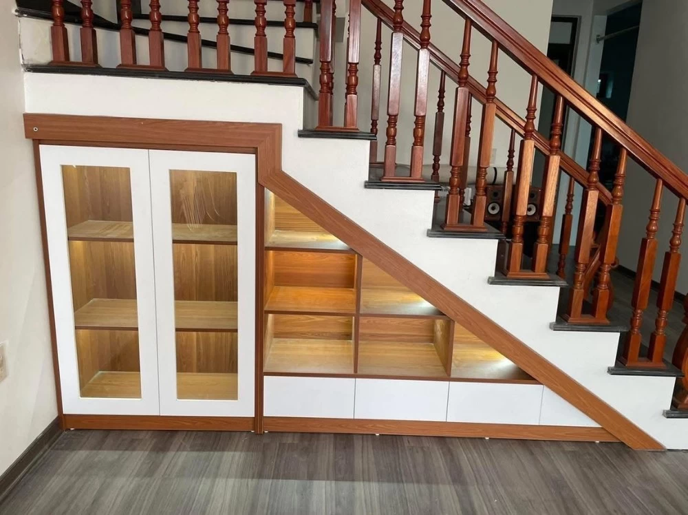 Mẫu tủ cầu thang làm bằng gỗ công nghiệp, nhựa và kính