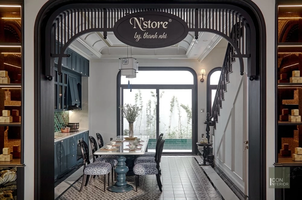 Không gian phòng bếp của nhà phố phong cách Indochine