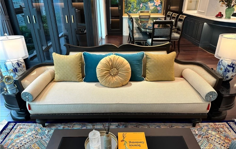 Ghế sofa bọc đệm là đặc trưng của phong cách Indochine