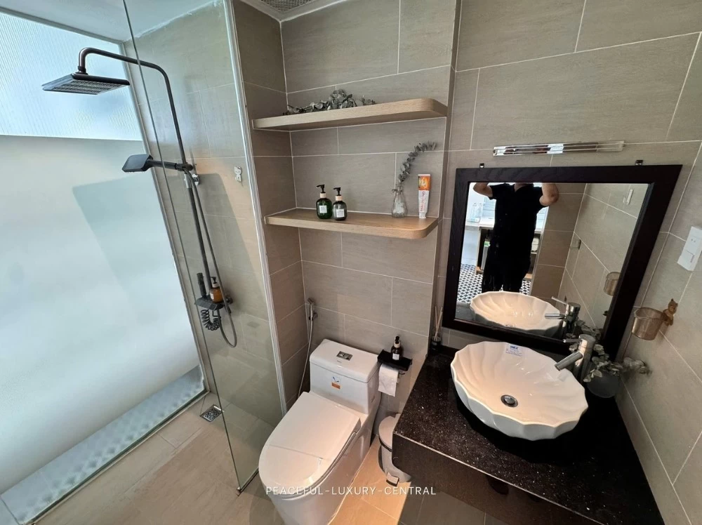 Mẫu thiết kế phòng tắm chung cư phong cách Scandinavian rộng 45m²