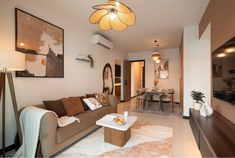 Chậu cây cảnh, tranh treo tường nghệ thuật, gối tựa là những chi tiết trang trí phổ biến trong căn hộ chung cư Scandinavian