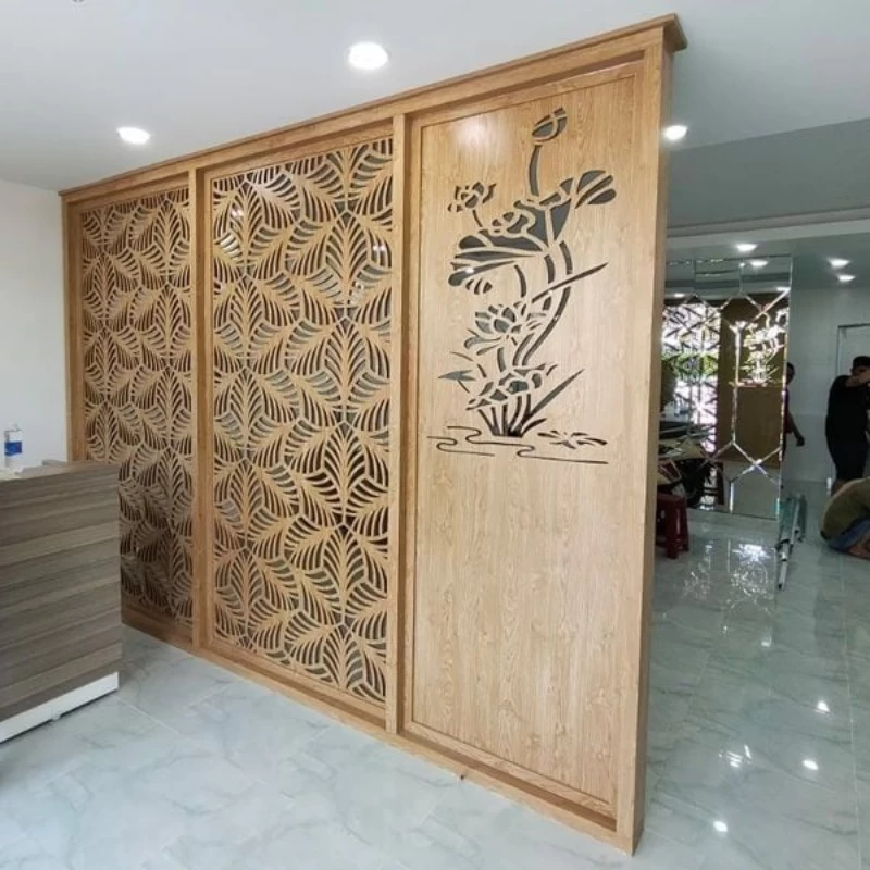 Mẫu vách ngăn phòng khách với bếp có họa tiết hoa lá cách điệu tinh tế