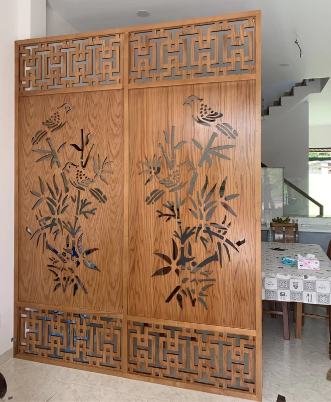 Mẫu vách ngăn phòng khách với bếp khắc hoa văn hoa lá, chim chóc cách điệu