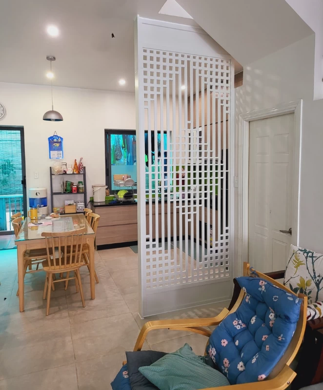 Mẫu vách ngăn phòng bếp và khách bằng nhựa CNC