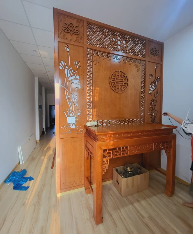 Mẫu vách ngăn phòng khách và bếp bằng gỗ sang trọng, bề thế