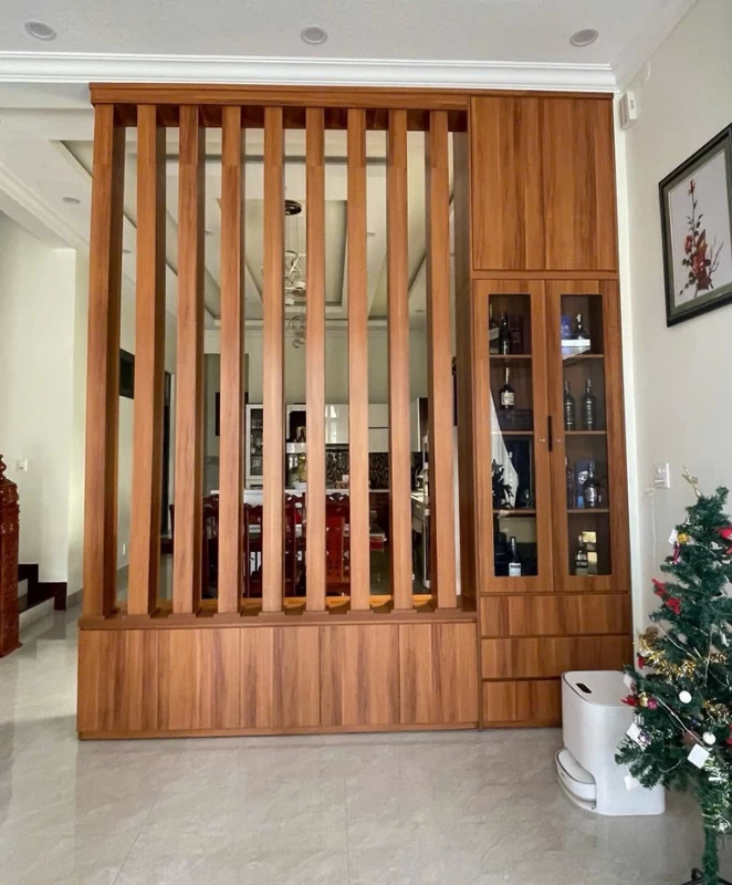 Mẫu vách ngăn phòng khách dạng lam gỗ kết hợp tủ lưu trữ