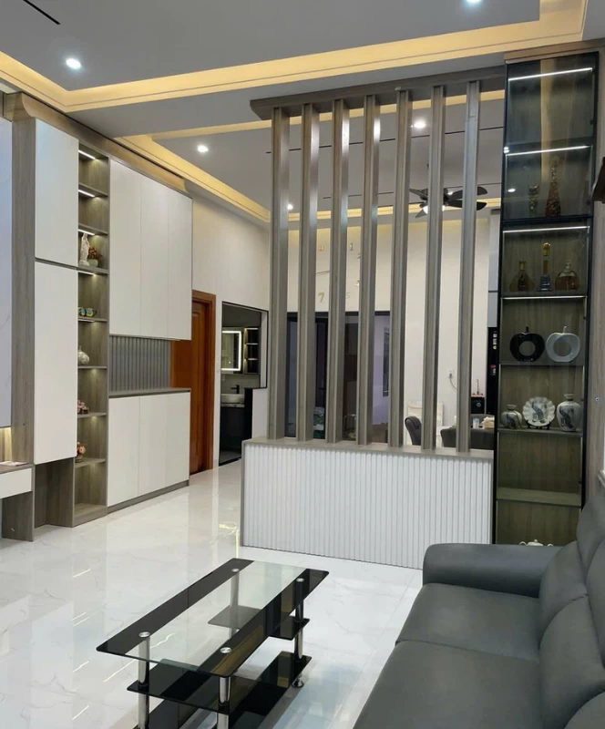 Mẫu vách ngăn phòng khách với bếp dạng lam gỗ kết hợp tủ trưng bày
