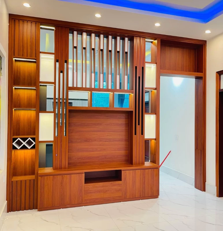 Mẫu vách ngăn phòng khách bằng gỗ kết hợp tủ tivi và kệ trang trí