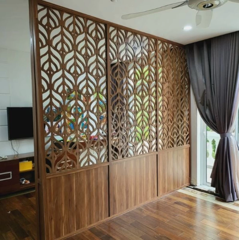 Vách ngăn phòng khách và bếp làm bằng gỗ công nghiệp