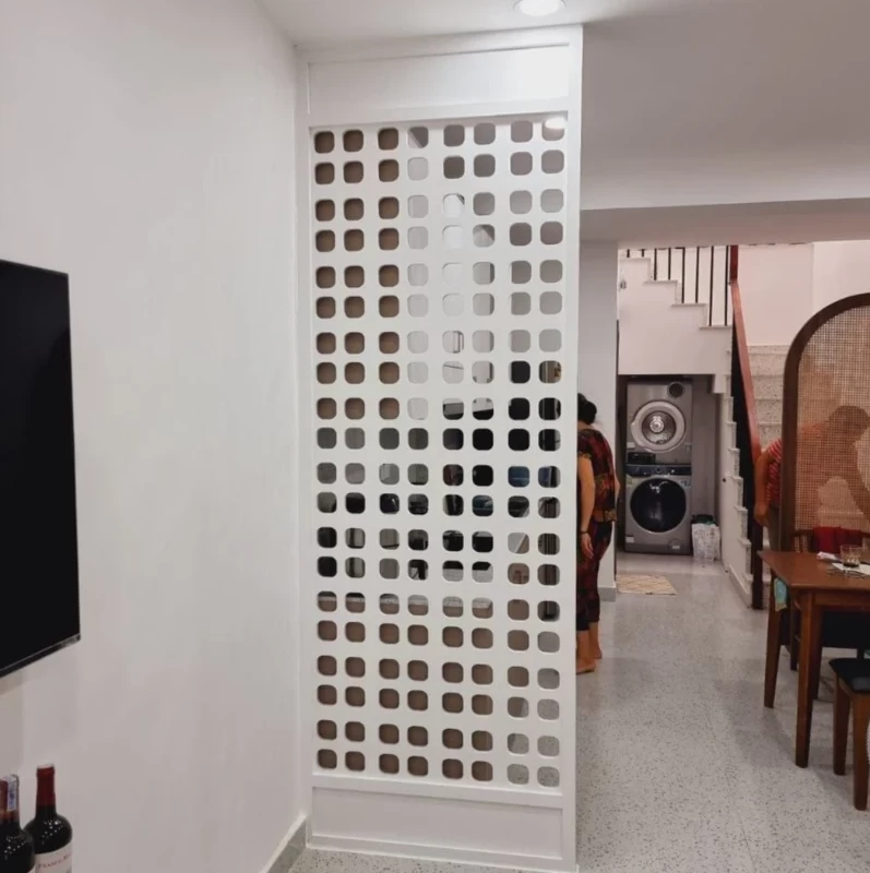 Vách ngăn phòng khách và bếp làm bằng nhựa CNC