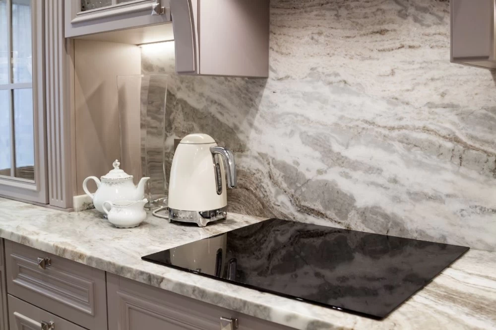 Mẫu backsplash đá tự nhiên