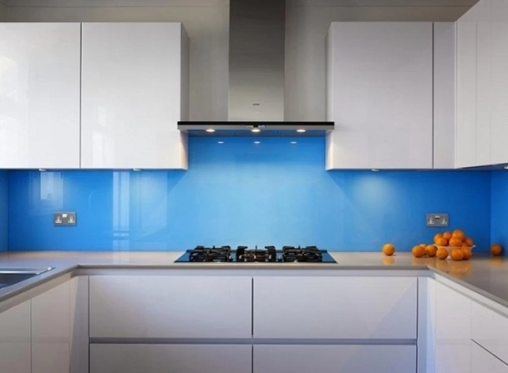 Mẫu backsplash kính cường lực màu xanh dương