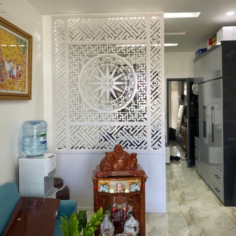 Sử dụng vách ngăn nghệ thuật là một cách hóa giải nhà có 2 cửa thông nhau