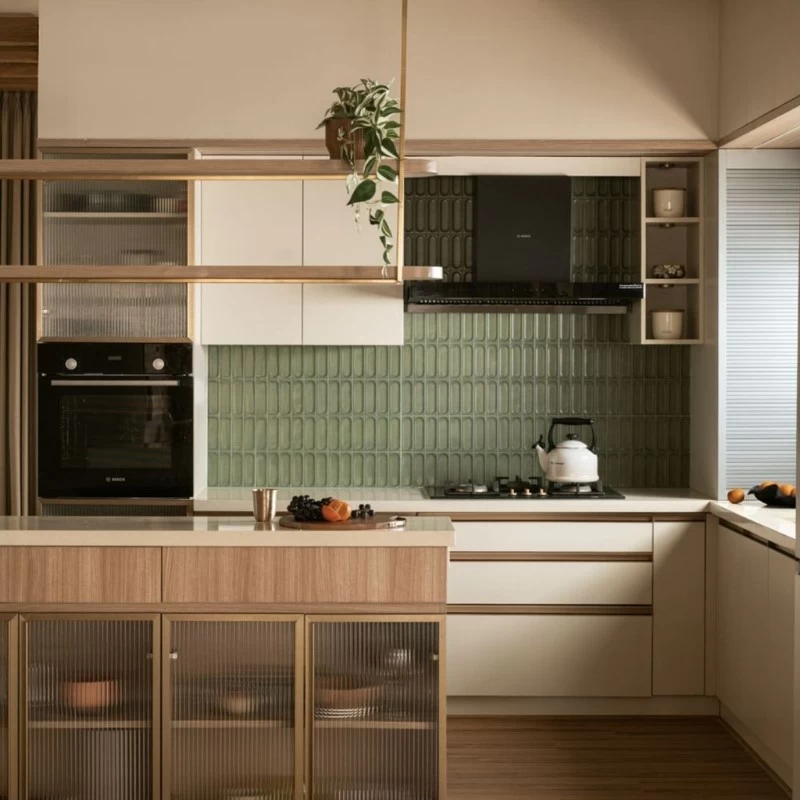 Gạch mosaic dạng thẻ được ốp lát ở khu vực backsplash phòng bếp
