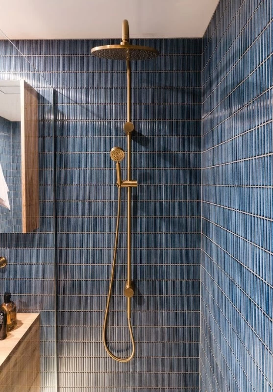 Mảng tường khu vực vòi sen được lát gạch thẻ mosaic