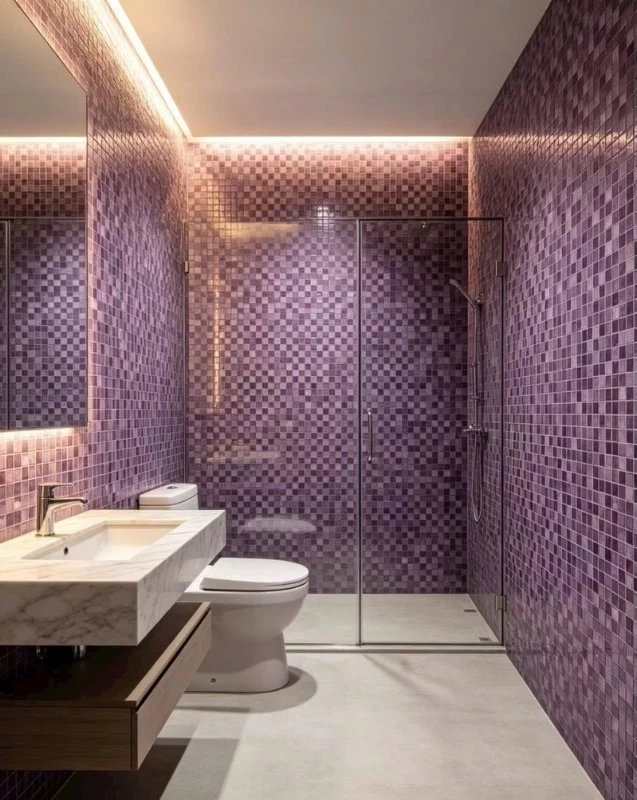 Gạch khảm mosaic màu tím được dùng để ốp lát tường phòng tắm