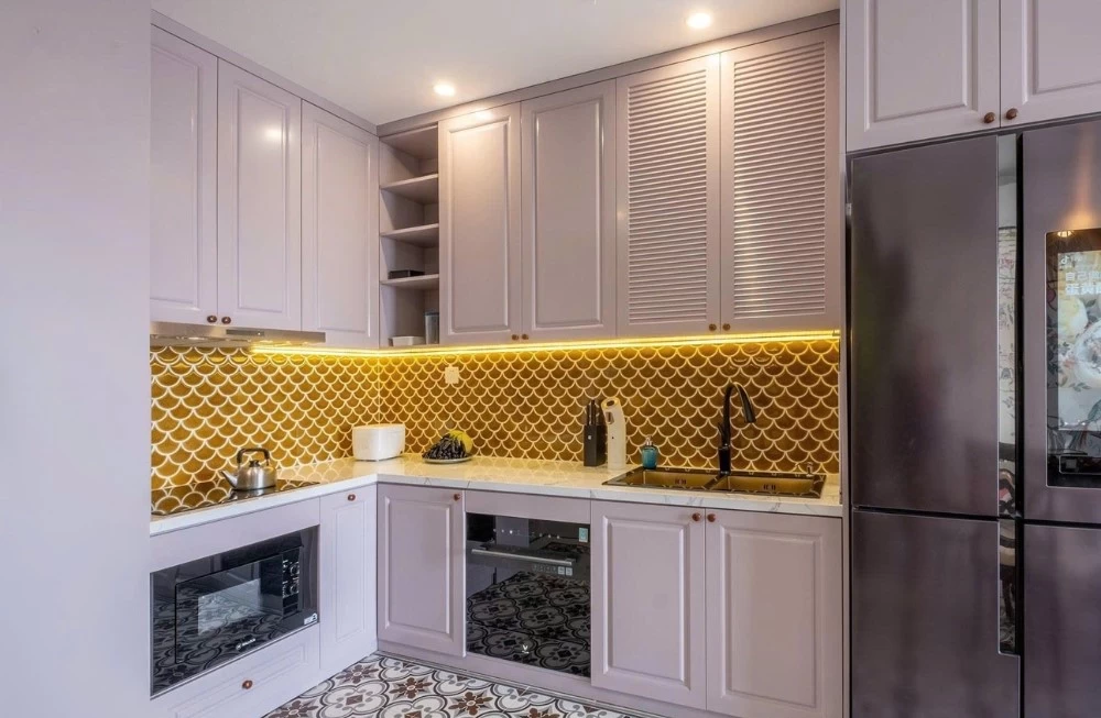 Gạch mosaic dạng vảy cá được ốp lát ở khu vực backsplash phòng bếp