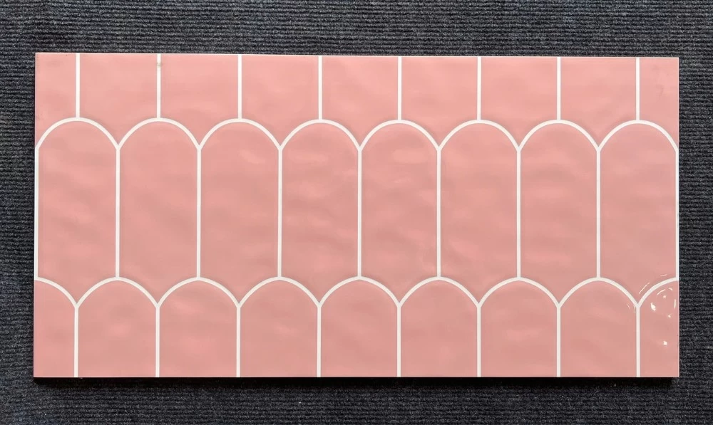 Mẫu gạch khảm mosaic màu hồng dạng vảy cá