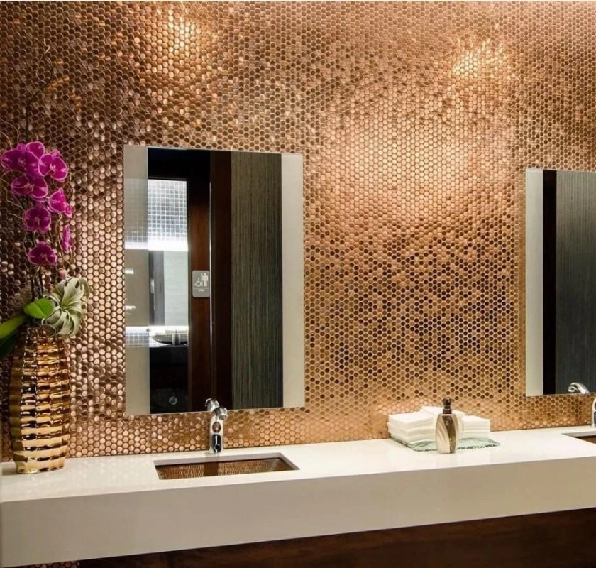 Tường được ốp gạch khảm mosaic kim loại