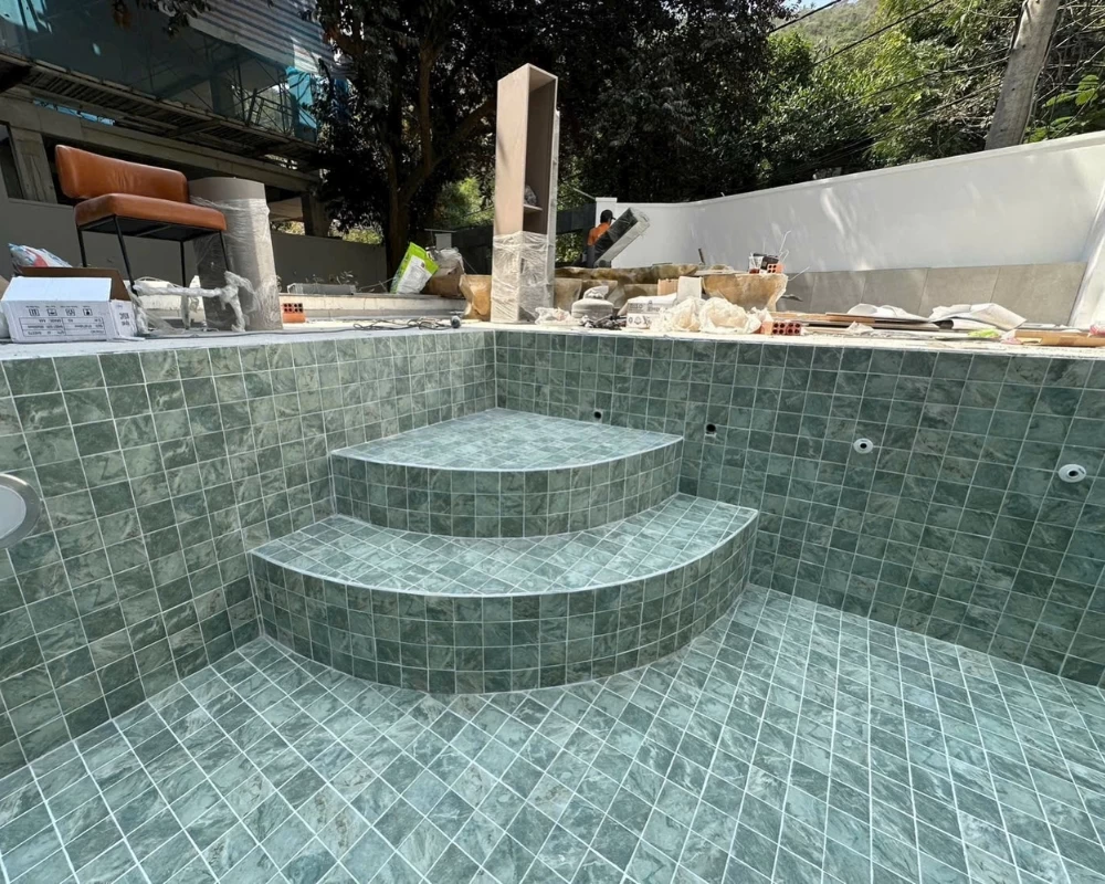 Gạch mosaic được dùng để lót sàn hồ bơi