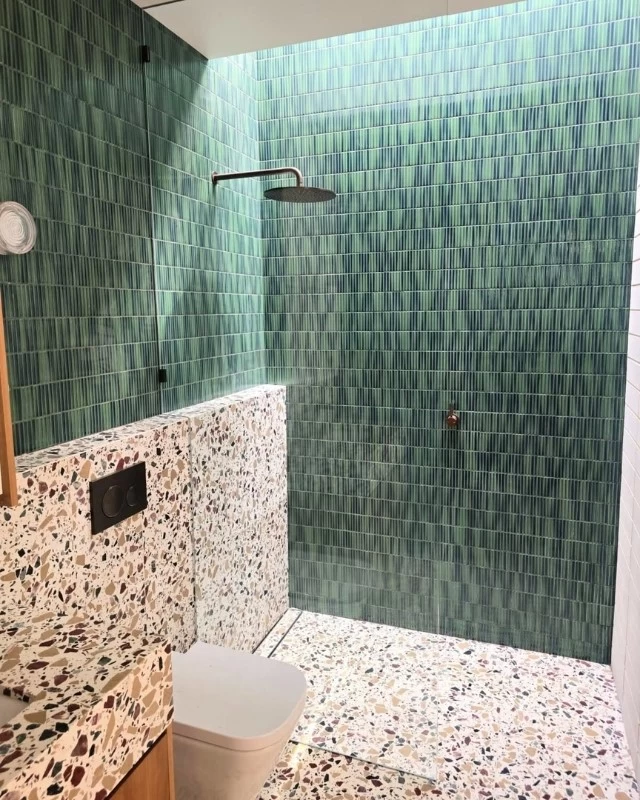 Gạch khảm mosaic dạng thẻ được dùng để ốp tường phòng tắm
