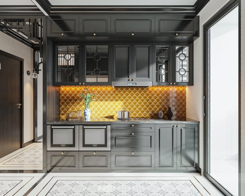 Mẫu thiết kế phòng bếp Indochine với điểm nhấn là phần backsplash được ốp gạch mosaic vảy cá màu vàng