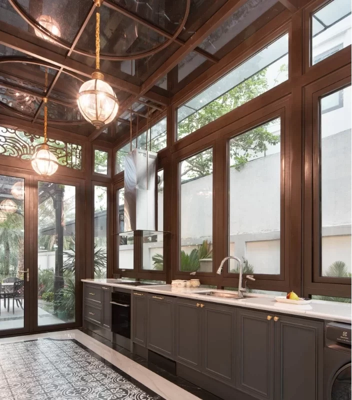 Phòng bếp Indochine có sự kết hợp hài hòa giữa ánh sáng tự nhiên và hệ thống đèn nhân tạo
