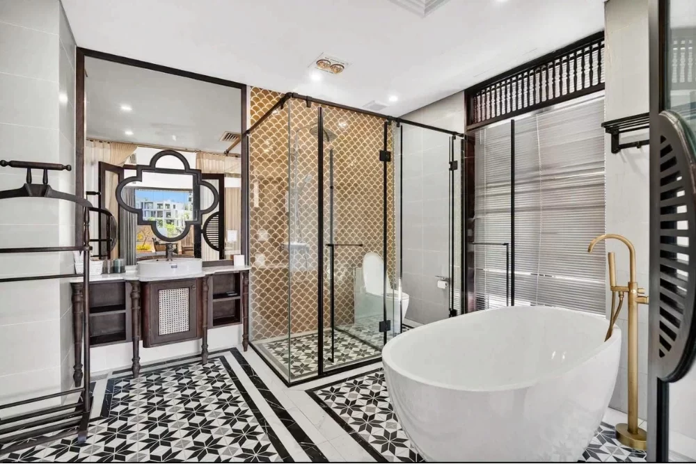 Mẫu thiết kế phòng tắm Indochine rộng rãi, thông thoáng