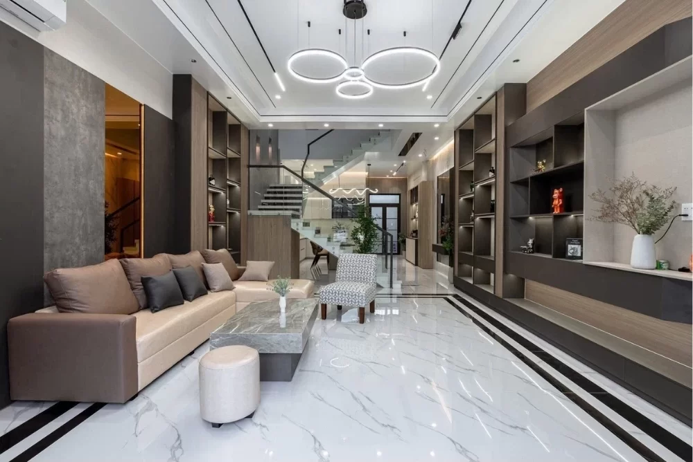 Không gian phòng khách nhà phố có đặt bộ sofa chữ L sát tường